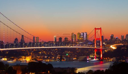 Foto de Impresionante vista panorámica del Bósforo de Estambul al atardecer. Puente del Bósforo de Estambul (15 de julio Puente de los Mártires. Turco: 15 Temmuz Sehitler Koprusu). Hermoso paisaje Turquía. - Imagen libre de derechos