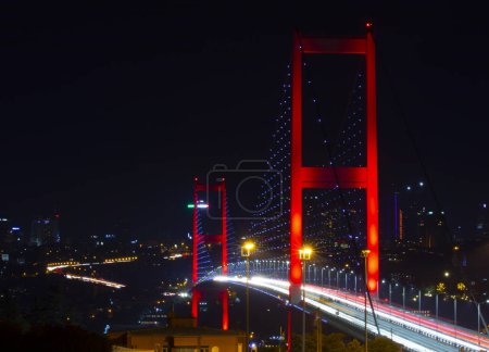 Foto de Impresionante vista panorámica del Bósforo de Estambul al atardecer. Puente del Bósforo de Estambul (15 de julio Puente de los Mártires. Turco: 15 Temmuz Sehitler Koprusu). Hermoso paisaje Turquía. - Imagen libre de derechos