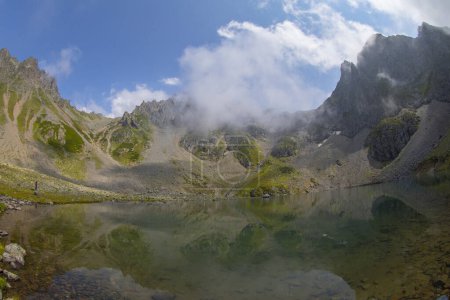 Téléchargez les photos : Lac de montagne incroyable Avusor (lac Dobecelezane) dans la région de la mer Noire Turquie. Ce lac étonnant est à 1,5 heure de montagne Avusor via trekking et toujours en montée. - en image libre de droit
