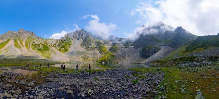 Téléchargez les photos : Lac de montagne incroyable Avusor (lac Dobecelezane) dans la région de la mer Noire Turquie. Ce lac étonnant est à 1,5 heure de montagne Avusor via trekking et toujours en montée. - en image libre de droit
