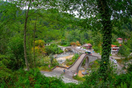 Téléchargez les photos : Une belle vue sur le pont capturé dans le village Arhavi Kucukkoy, Turquie - en image libre de droit