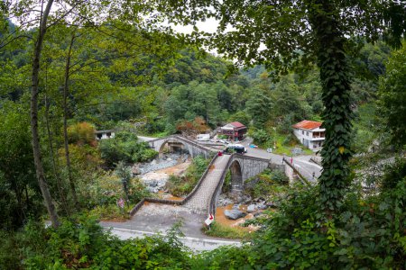 Foto de Una hermosa vista del puente capturado en la aldea Arhavi Kucukkoy, Turquía - Imagen libre de derechos