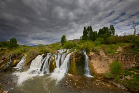 Téléchargez les photos : Vue sur la cascade de Muradiye et ses environs dans la province de Van en Turquie - en image libre de droit