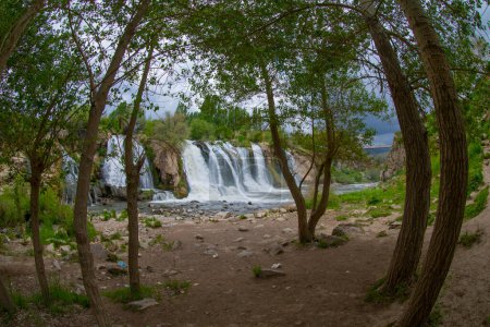 Téléchargez les photos : Vue sur la cascade de Muradiye et ses environs dans la province de Van en Turquie - en image libre de droit