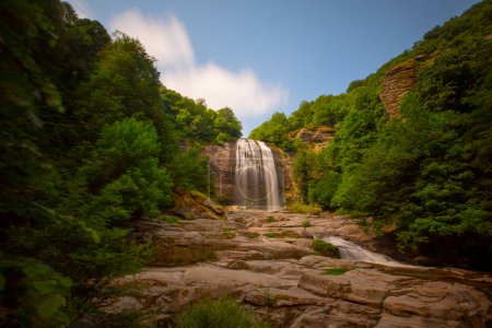 Suuctu wodospady w Mustafa Kemal pasa, Bursa, Turcja. Piękny wodospad wśród drzew, zielone liście, skały i kamienie w ukrytym lesie z tłem rzeki.