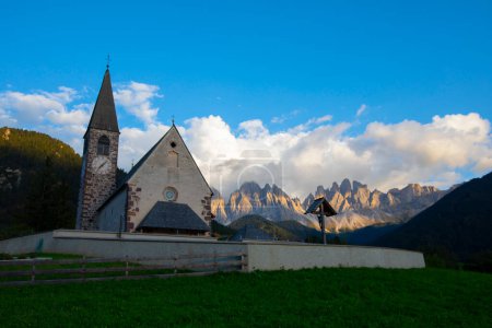 Téléchargez les photos : Chiesa di Santa Maddalena church, Kirche St. Magdalena, in Val di Funes valley of Dolomites, Dolomiti mountain, Santa Magdalena Alta, South Tyrol, Italy - en image libre de droit