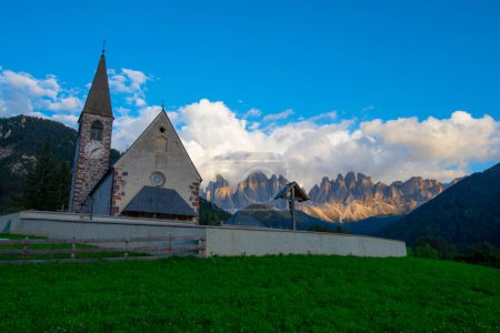 Téléchargez les photos : Eglise Chiesa di Santa Maddalena, Kirche Sainte-Madeleine, Val di Funes vallée des Dolomites, montagne Dolomiti, Santa Magdalena Alta, Tyrol du Sud, Italie - en image libre de droit