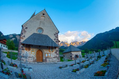 Téléchargez les photos : Eglise Chiesa di Santa Maddalena, Kirche Sainte-Madeleine, Val di Funes vallée des Dolomites, montagne Dolomiti, Santa Magdalena Alta, Tyrol du Sud, Italie - en image libre de droit