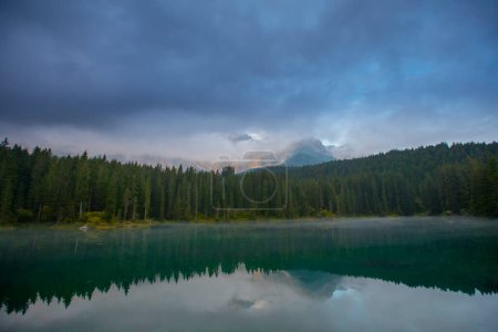 Téléchargez les photos : Lago di Carezza (lac Carezza) et Dolomiti dans le Trentin-Haut-Adige, Italie - en image libre de droit