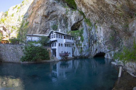 Foto de Monasterio derviche o tekke en la fuente del río Buna en la ciudad de Blagaj. Ubicación: Blagaj, Mostar basin, Herzegovina-Neretva Canton, Bosnia y Herzegovina, Europa - Imagen libre de derechos