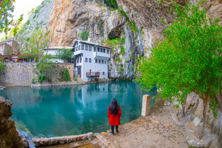 Foto de Beautiful village Blagaj and waterfall on Buna spring and waterfall in Bosnia and Herzegovina - Imagen libre de derechos