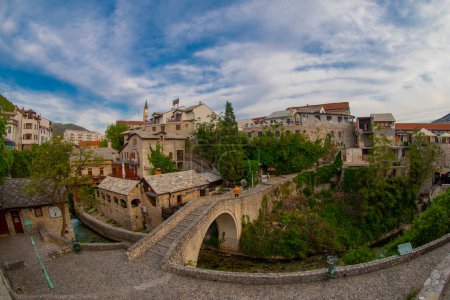 Téléchargez les photos : View of the Crooked Bridge (Kriva Cuprija) one of the oldest bridges in Mostar built in 1558. - en image libre de droit