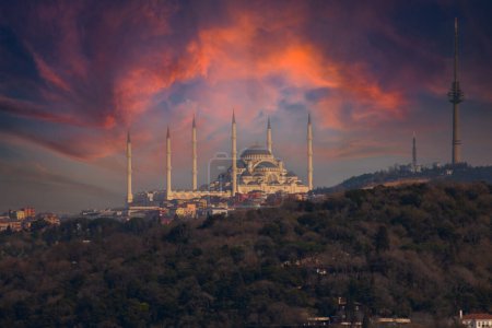 Belle mosquée Camlica et panorama d'Istanbul au coucher du soleil, Turquie