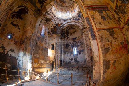 Téléchargez les photos : Intérieur de l'église de Tigran Honneurs dans les ruines d'Ani, capitale de l'ancien royaume arménien Bagradit, à Kars, Turquie - en image libre de droit
