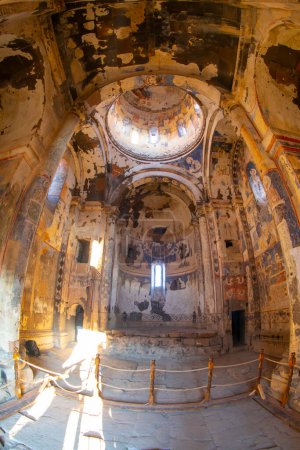 Téléchargez les photos : Intérieur de l'église de Tigran Honneurs dans les ruines d'Ani, capitale de l'ancien royaume arménien Bagradit, à Kars, Turquie - en image libre de droit
