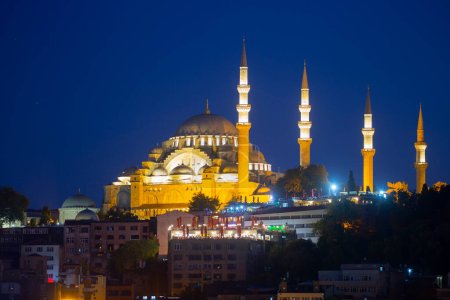 Foto de Suleymaniye Mosque with night illumination and minaret of Rustem Pasha Mosque, Istanbul, Turkey - Imagen libre de derechos