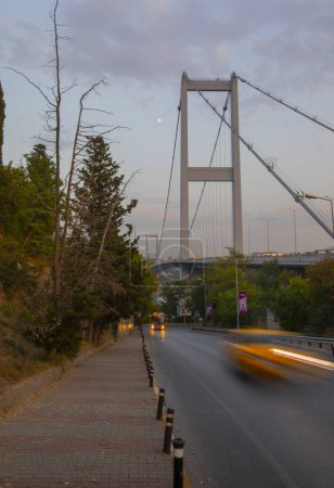 Téléchargez les photos : Vue intérieure abstraite à la première personne du trafic nocturne sur le pont du Bosphore à Istanbul reliant deux continents, l'Europe et l'Asie - en image libre de droit