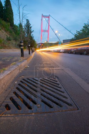 Foto de Resumen en primera persona del tráfico nocturno en el puente del Bósforo en Estambul que conecta dos continentes, Europa y Asia - Imagen libre de derechos