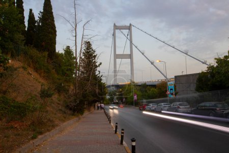 Foto de Resumen en primera persona del tráfico nocturno en el puente del Bósforo en Estambul que conecta dos continentes, Europa y Asia - Imagen libre de derechos