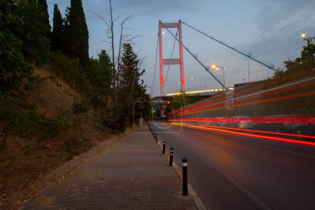 Téléchargez les photos : Vue intérieure abstraite à la première personne du trafic nocturne sur le pont du Bosphore à Istanbul reliant deux continents, l'Europe et l'Asie - en image libre de droit