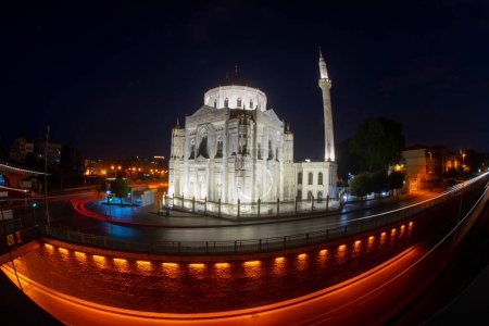 Téléchargez les photos : Mosquée Pertevniyal Valide Sultan et lumières de la ville. Panorama de la ville dans la région d'Aksaray à Istanbul, Turquie - en image libre de droit