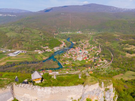 Téléchargez les photos : La magnifique vue panoramique sur la vallée de montagne de la rivière Una et le village traditionnel Kulen Vakuf depuis le sommet du château d'Ostrovica - en image libre de droit