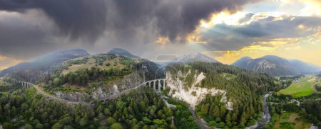 Téléchargez les photos : Vue aérienne du célèbre train rouge sur le viaduc Landwasser, Suisse. - en image libre de droit