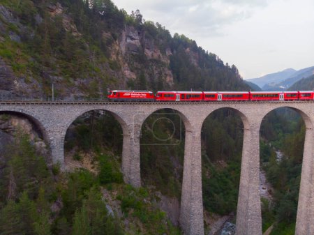 Téléchargez les photos : Vue aérienne du célèbre train rouge sur le viaduc Landwasser, Suisse. - en image libre de droit