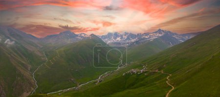 Téléchargez les photos : Parc national des montagnes Kackar, plateau de Cicekli et vue panoramique sur les montagnes Kakar - en image libre de droit