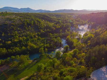 Téléchargez les photos : Vue aérienne des chutes d'eau de Kravica (Vodopad Kravica), Bosnie-Herzégovine - en image libre de droit
