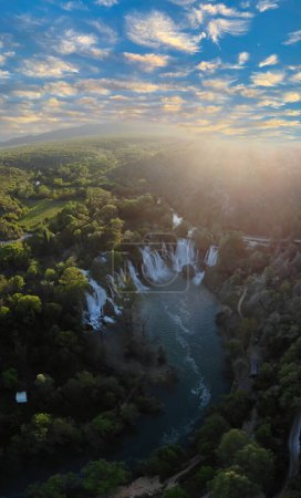 Vue aérienne des chutes d'eau de Kravica (Vodopad Kravica), Bosnie-Herzégovine