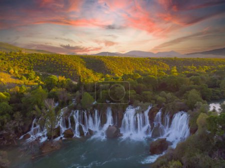Hermosas cascadas de Kravice en el sur de Bosnia y Herzegovina.