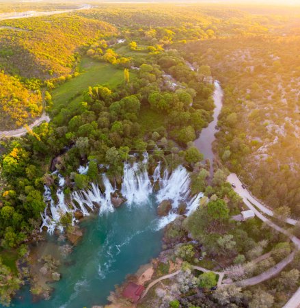 Piękne wodospady Kravice w południowej Bośni i Hercegowinie.