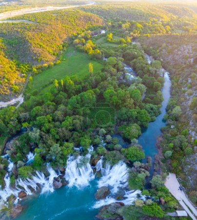 Téléchargez les photos : Belle cascade de Kravice dans le sud de la Bosnie-Herzégovine. - en image libre de droit