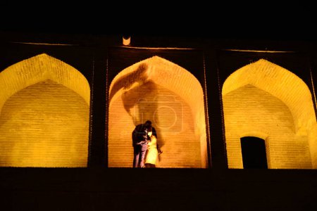 Téléchargez les photos : Le pont Khaju à Ispahan illuminé au crépuscule en Iran - en image libre de droit