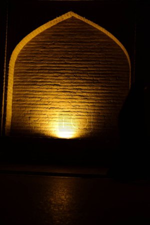 Téléchargez les photos : Le pont Khaju à Ispahan illuminé au crépuscule en Iran - en image libre de droit