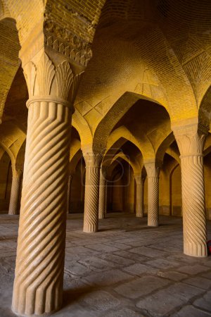 Téléchargez les photos : "Salle de prière de la mosquée Vakil avec des piliers en spirale de pierres et des tuiles éclairées par la lumière du soleil situé à Shiraz ; Iran - en image libre de droit