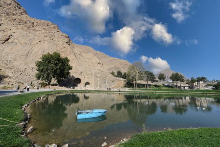 Foto de Montañas y lago de agua limpia en hermoso valle persa con relieves rocosos históricos el 12 de octubre de 2014. Bisotun de la provincia de Kermanshah es Patrimonio de la Humanidad por la UNESCO - Imagen libre de derechos