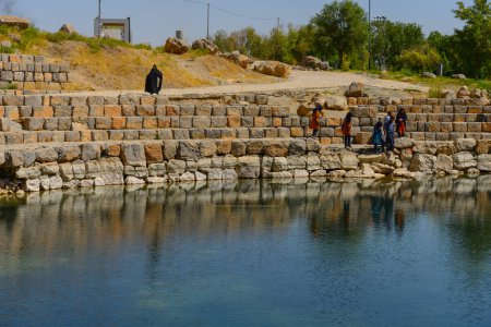 Foto de Montañas y lago de agua limpia en hermoso valle persa con relieves rocosos históricos el 12 de octubre de 2014. Bisotun de la provincia de Kermanshah es Patrimonio de la Humanidad por la UNESCO - Imagen libre de derechos