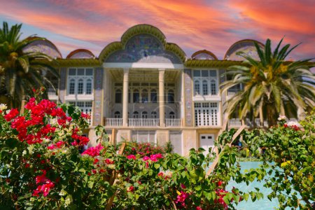 Foto de Jardín persa de Eram con su hermoso pabellón, sistema de fuentes tradicional iraní y palmeras en la ciudad de Shiraz, Irán
. - Imagen libre de derechos