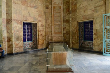 Foto de Tumba del gran poeta persa medieval Saadi (1210-1291). El monumento y su jardín. - Imagen libre de derechos