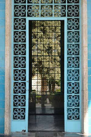 Foto de Tumba del gran poeta persa medieval Saadi (1210-1291). El monumento y su jardín. - Imagen libre de derechos