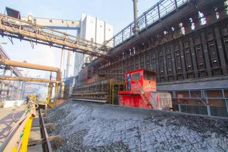 Téléchargez les photos : Vue panoramique de Kardemir Karabuk Iron and Steel Factory. La tour de charbon sur coke et usine métallurgique. Karabuk, Turquie - en image libre de droit