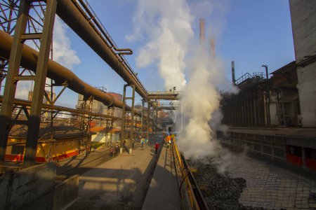 Téléchargez les photos : Vue panoramique de Kardemir Karabuk Iron and Steel Factory. La tour de charbon sur coke et usine métallurgique. Karabuk, Turquie - en image libre de droit