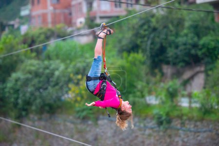 Téléchargez les photos : Touriste avec l'équipement en acier câble zipline sport sur la rivière Firtina et s'amuser à Camlihemsin, Rize, Turquie. - en image libre de droit