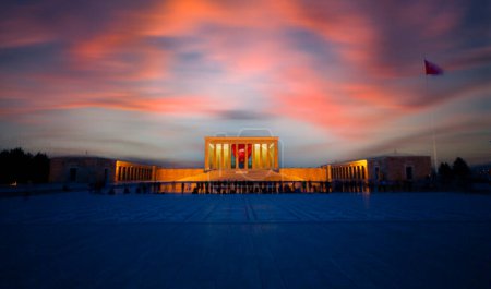 Téléchargez les photos : Mausolée d'Ataturk au coucher du soleil incroyable - Ankara, Turquie - en image libre de droit