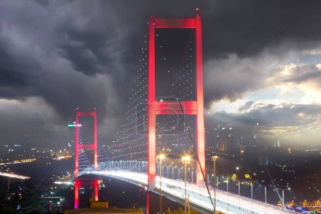 Foto de Puente de los Mártires del 15 de julio (15 Temmuz Sehitler Koprusu). Puente del Bósforo de Estambul . - Imagen libre de derechos