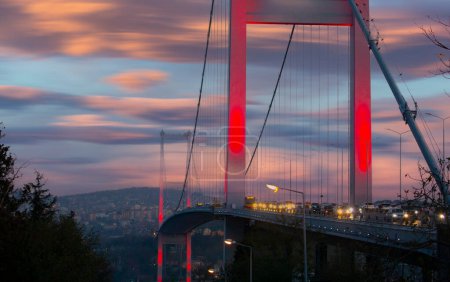 Foto de Puente de los Mártires del 15 de julio (15 Temmuz Sehitler Koprusu). Puente del Bósforo de Estambul . - Imagen libre de derechos