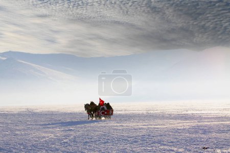 Foto de Caballos tirando del trineo en invierno, Lago Cildir, Kars - Imagen libre de derechos