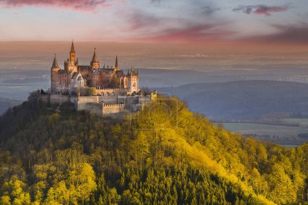 Château allemand Hohenzollern sur les nuages